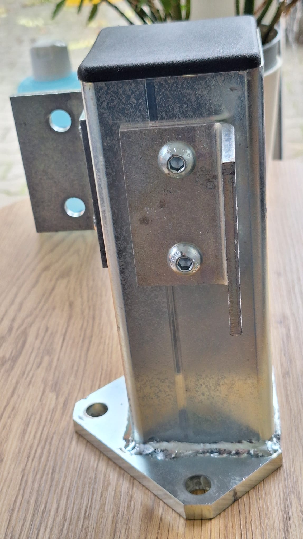 Verzinkter Stahlfuß 80x80x225 mm - massive Ausführung mit 10 mm Bodenplatte