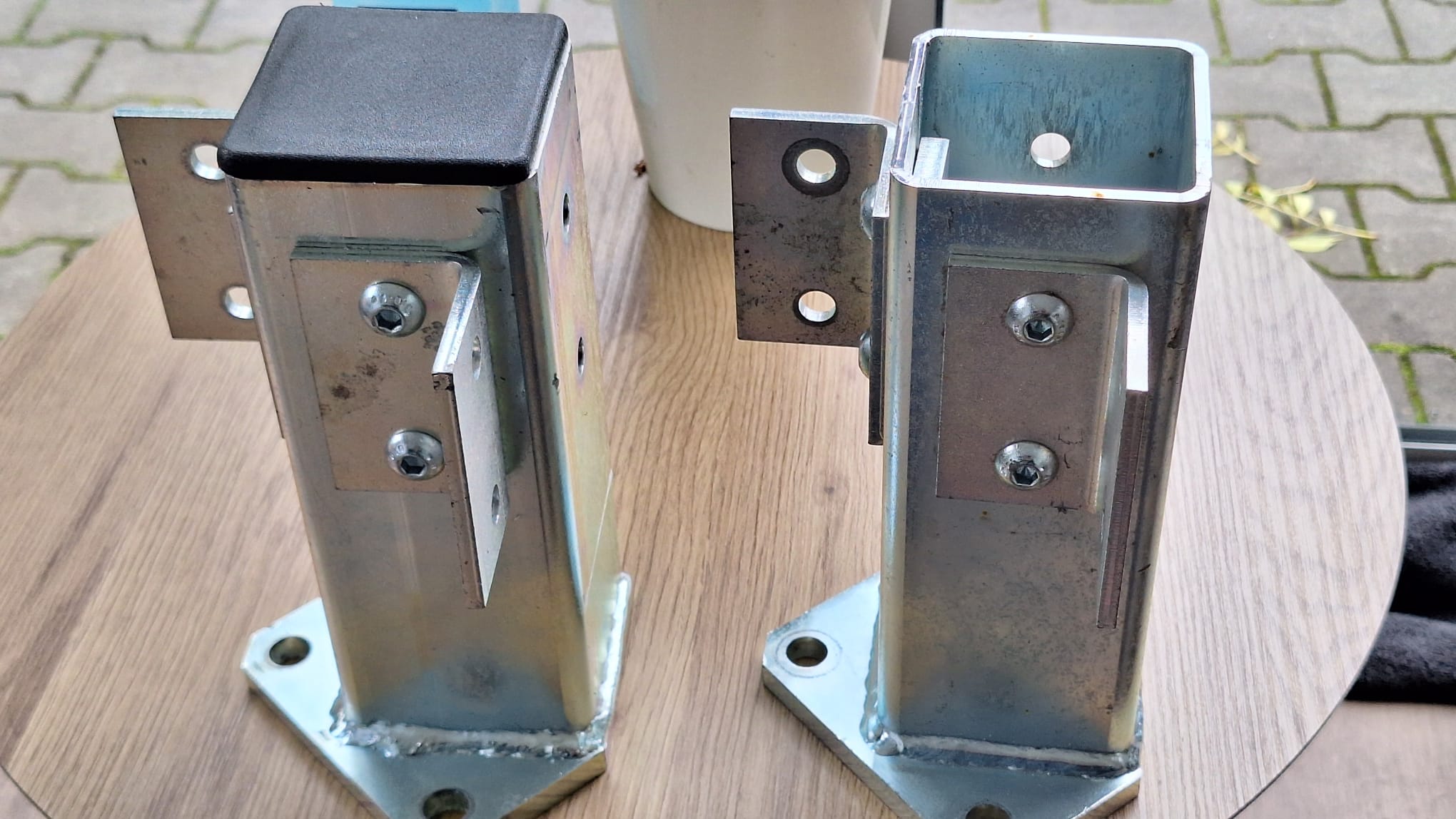 Verzinkter Stahlfuß 80x80x225 mm - massive Ausführung mit 10 mm Bodenplatte