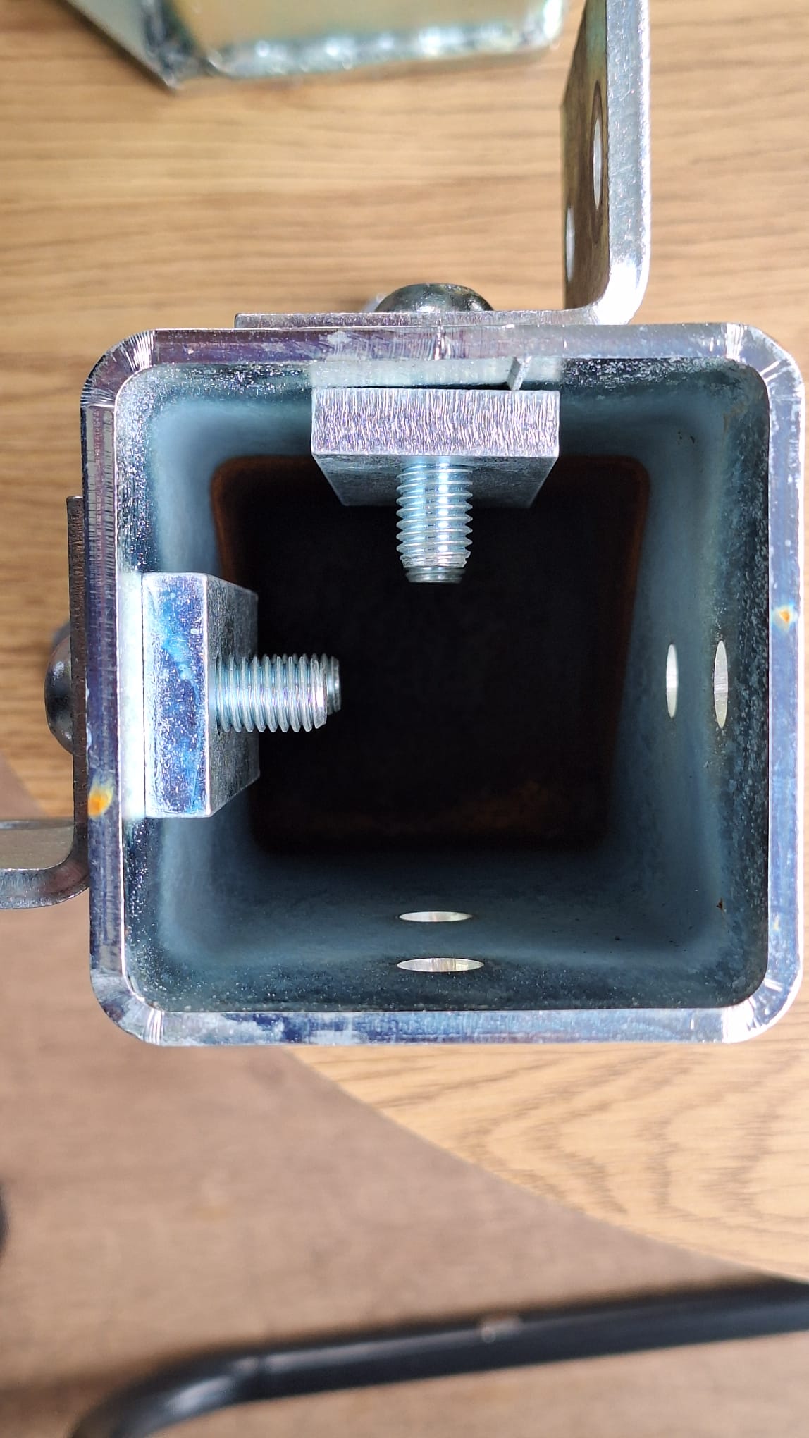 Verzinkter Stahlfuß 80x80x225 mm - massive Ausführung mit 10 mm Bodenplatte
